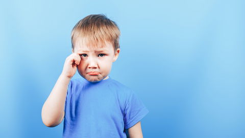 Gespieltes Weinen bei Kindern: Wie Eltern am besten reagieren