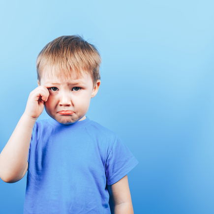 Gespieltes Weinen bei Kindern: Wie Eltern am besten reagieren