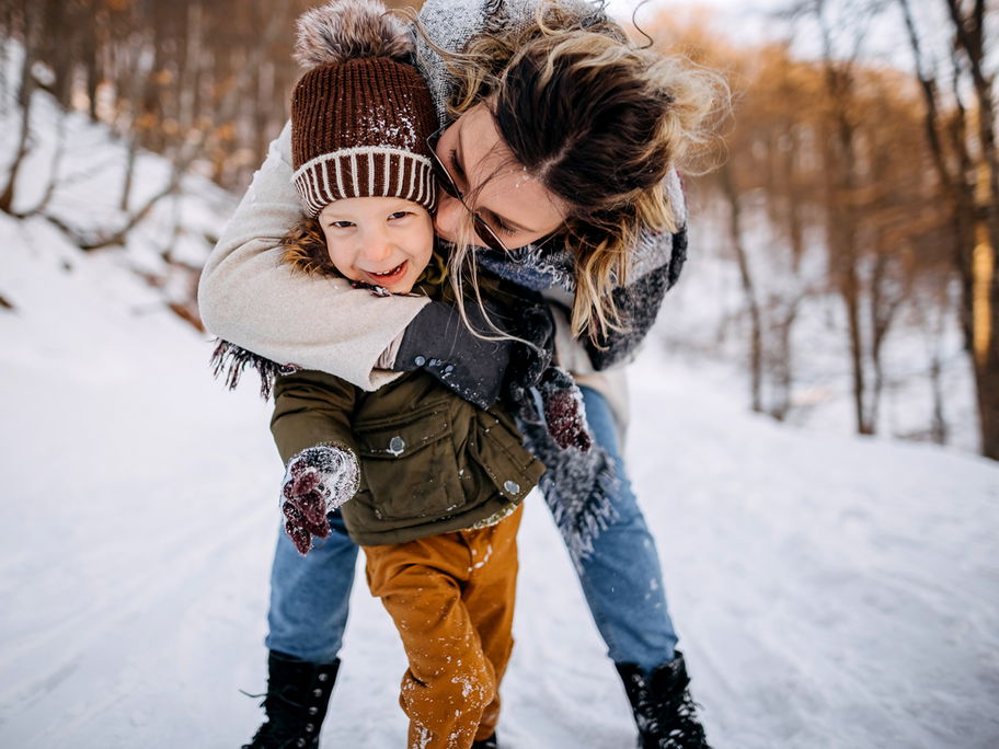 Mutter und Sohn im Schnee: Schneepflug-Eltern räumen den Kindern alle Hindernisse aus dem Weg.