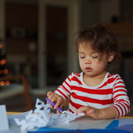 Ergotherapeutin verrät: Diese einfachen Weihnachtssterne lassen sich schon mit 3-Jährigen basteln