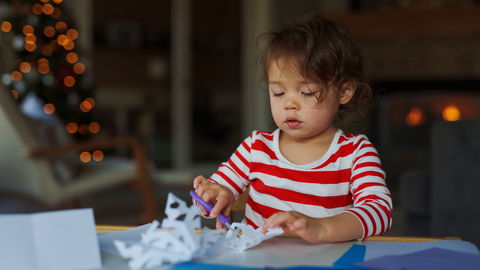 Ergotherapeutin verrät: Diese einfachen Weihnachtssterne lassen sich schon mit 3-Jährigen basteln