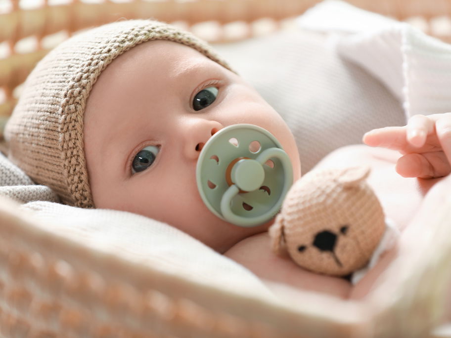 Baby liegt im Bettchen.