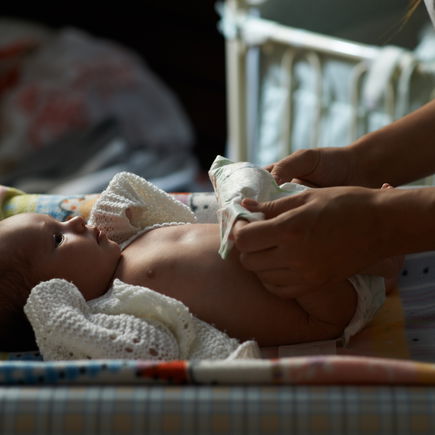 Baby nachts wickeln: Was Eltern wissen müssen
