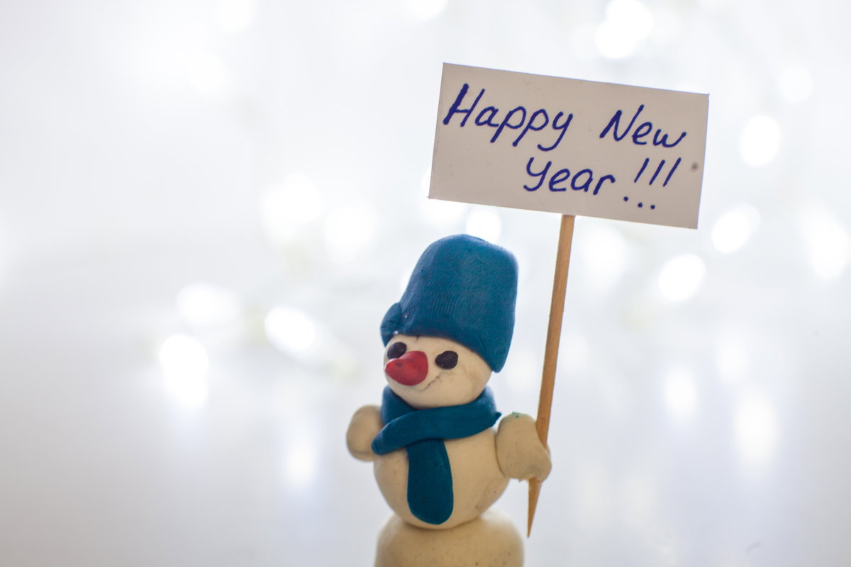 Schneemannfigur mit Neujahrsgruß.