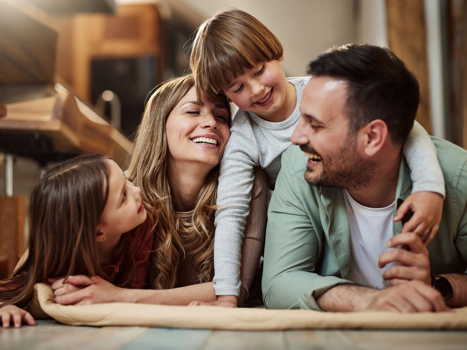 Glückliche Familie kuschelt.
