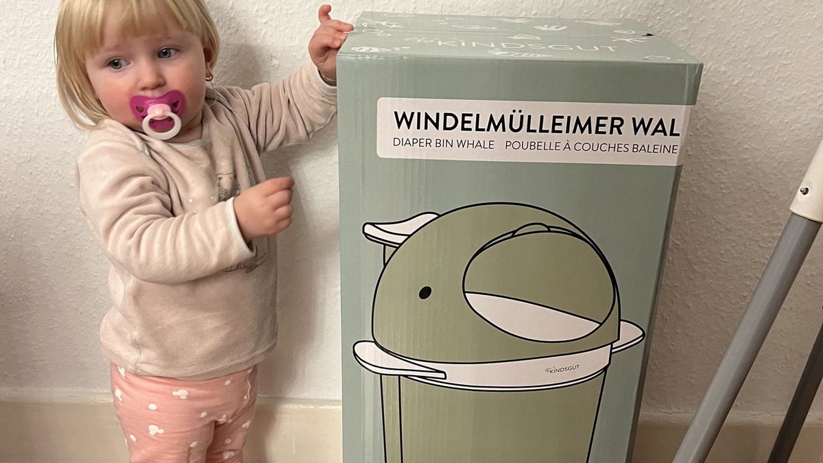 Die Freude über den neuen Windeleimer von Kindsgut ist groß.