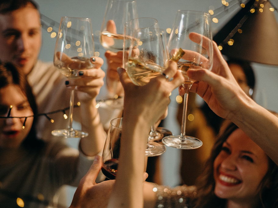 Ein paar Freunde stoßen mit alkoholfreiem Sekt auf das Neue Jahr an.