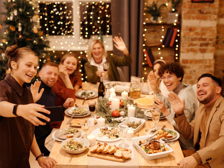 Eine Familie sitzt zusammen beim Abendessen.