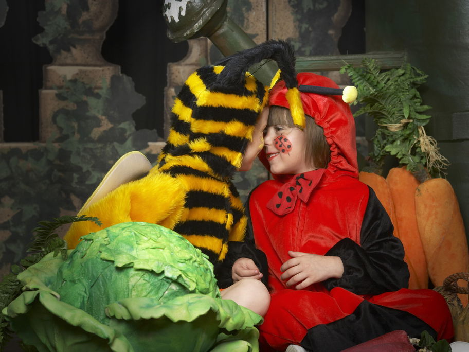 Zwei verkleidete Kinder zu Fasching: Mit Marienkafer-Schminkerei