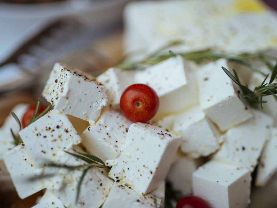 Viele Schwangere fragen sich, ob Feta in der Schwangerschaft erlaubt ist.