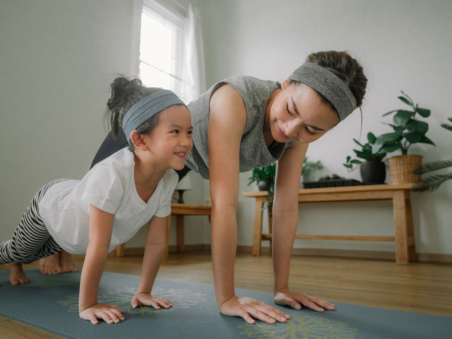 Mutter und Tochter beim Yoga.