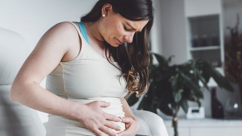 Bauchschmerzen in der Schwangerschaft: Ursachen und Tipps zur Linderung