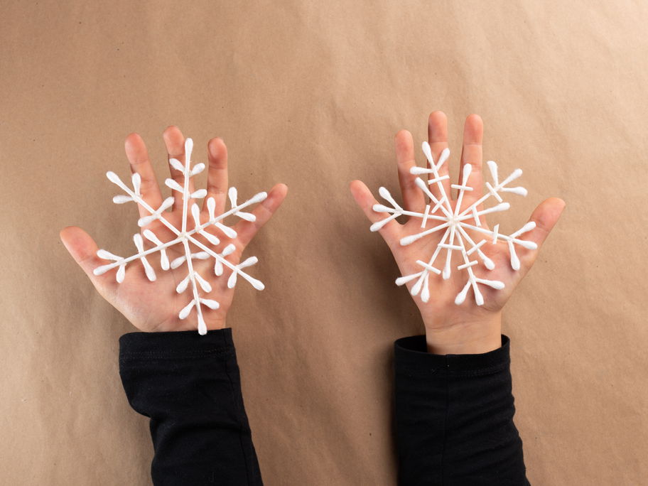 Schneeflocken aus Wattestäbchen