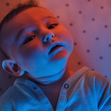 Rotes Licht im Schlafzimmer: Wie es Babys beim Einschlafen hilft