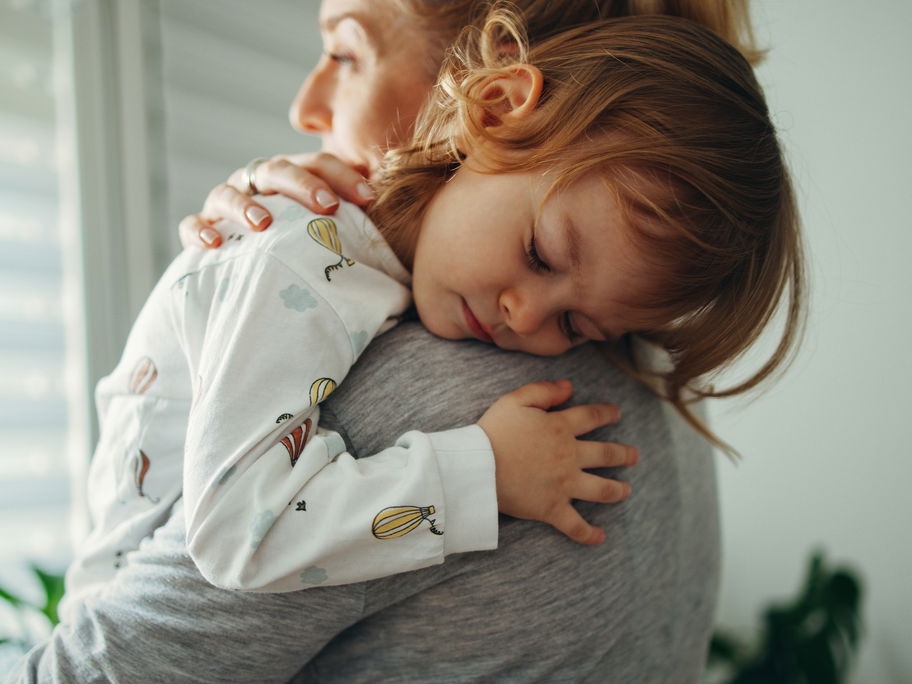 Kind kuschelt mit seiner Mutter.