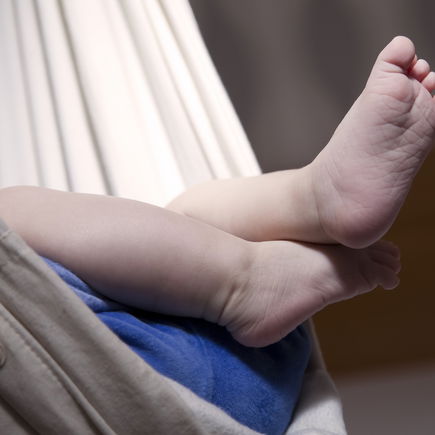 Federwiege für Babys: Sinnvoll oder gefährlich?