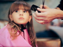 Kindern den Pony selber schneiden: Diese 7 Tricks sollten alle Eltern kennen
