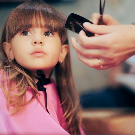 Kindern den Pony selber schneiden: Diese 7 Tricks sollten alle Eltern kennen