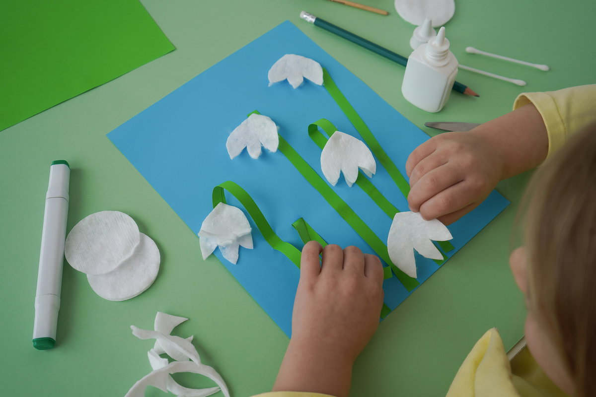 Schneeglöckchen basteln aus Tonpapier