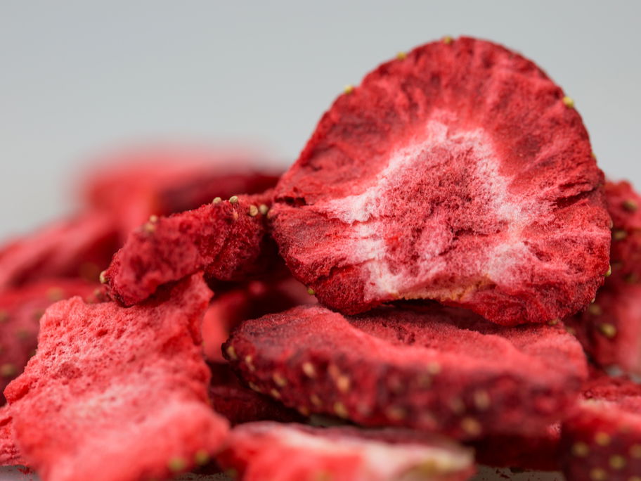 Nahaufnahme von gefriergetrockneten Erdbeeren