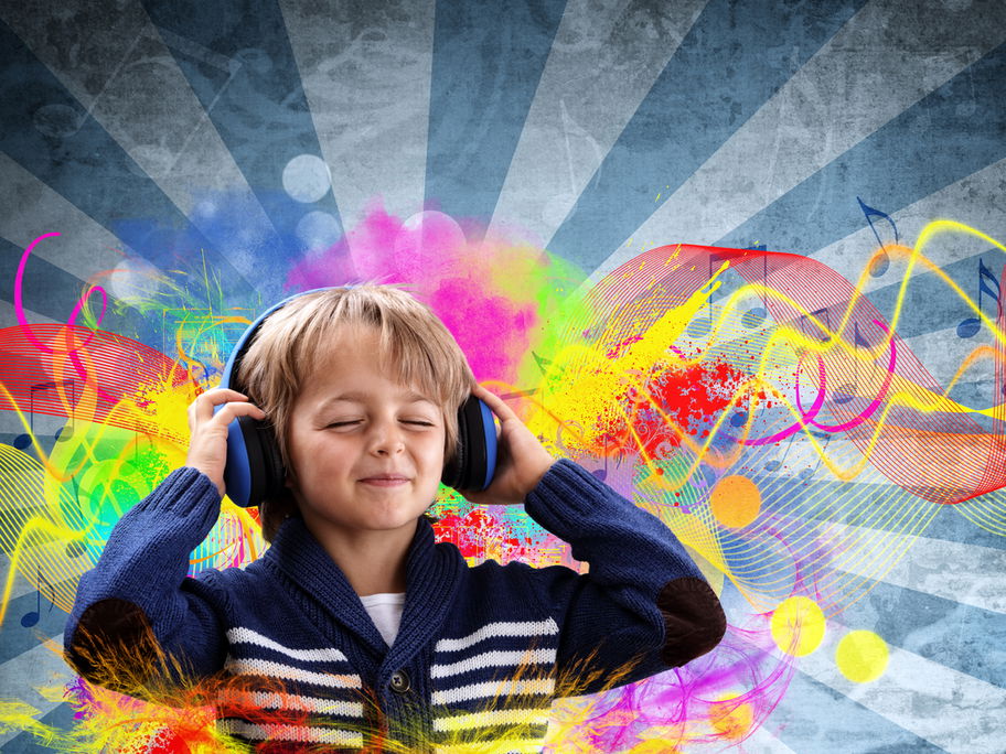 Junge hört Musik über seine Kopfhörer.