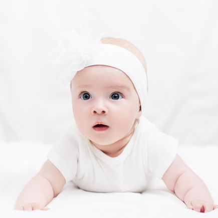 Ab wann können Babys den Kopf alleine halten?