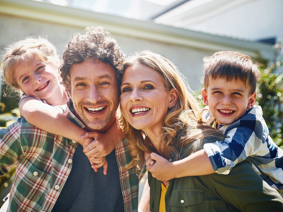 Glückliche Familie: Mama, Papa, Tocher und Sohn.