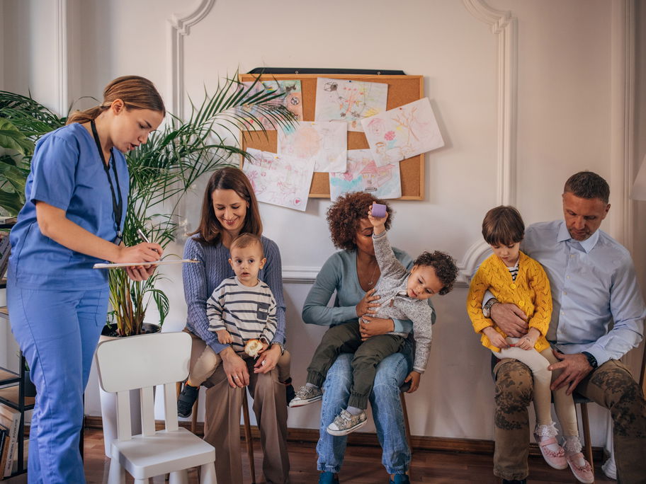 Volles Wartezimmer beim Kinderarzt.