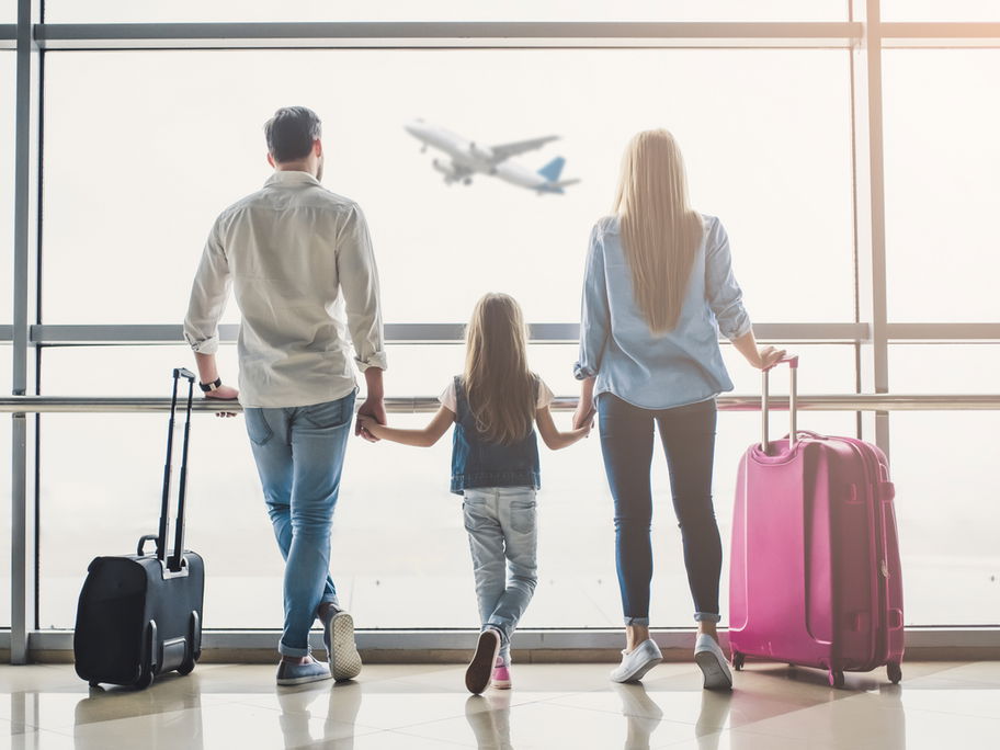 Familie gemeinsam am Flughafen.