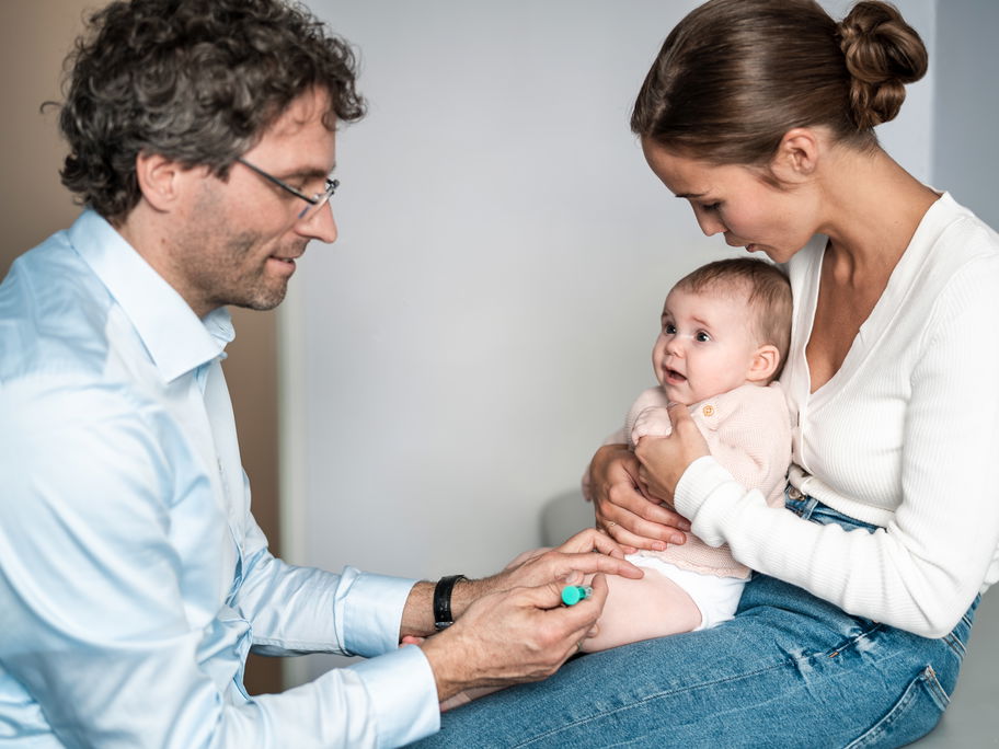 Es gibt unterschiedliche Impfungen gegen Meningokokken – Eltern sollten sich unbedingt beim Kinderarzt informieren.