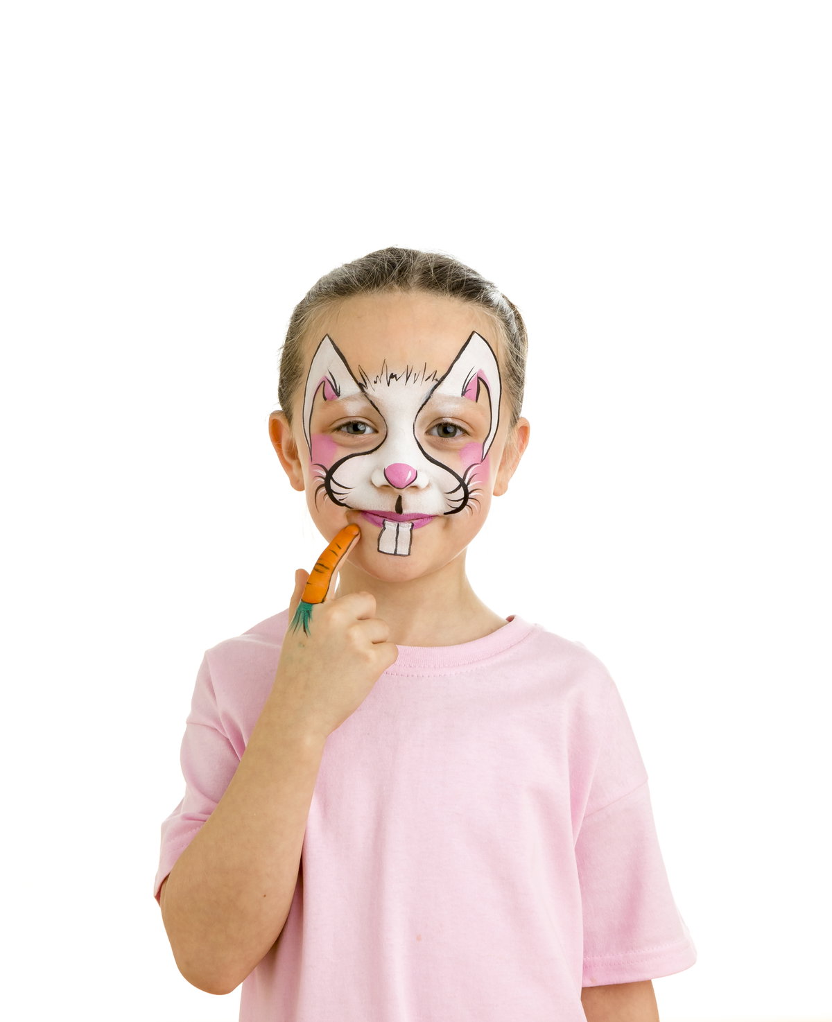 Ein junges Mädchen, das als Hase geschminkt wurde