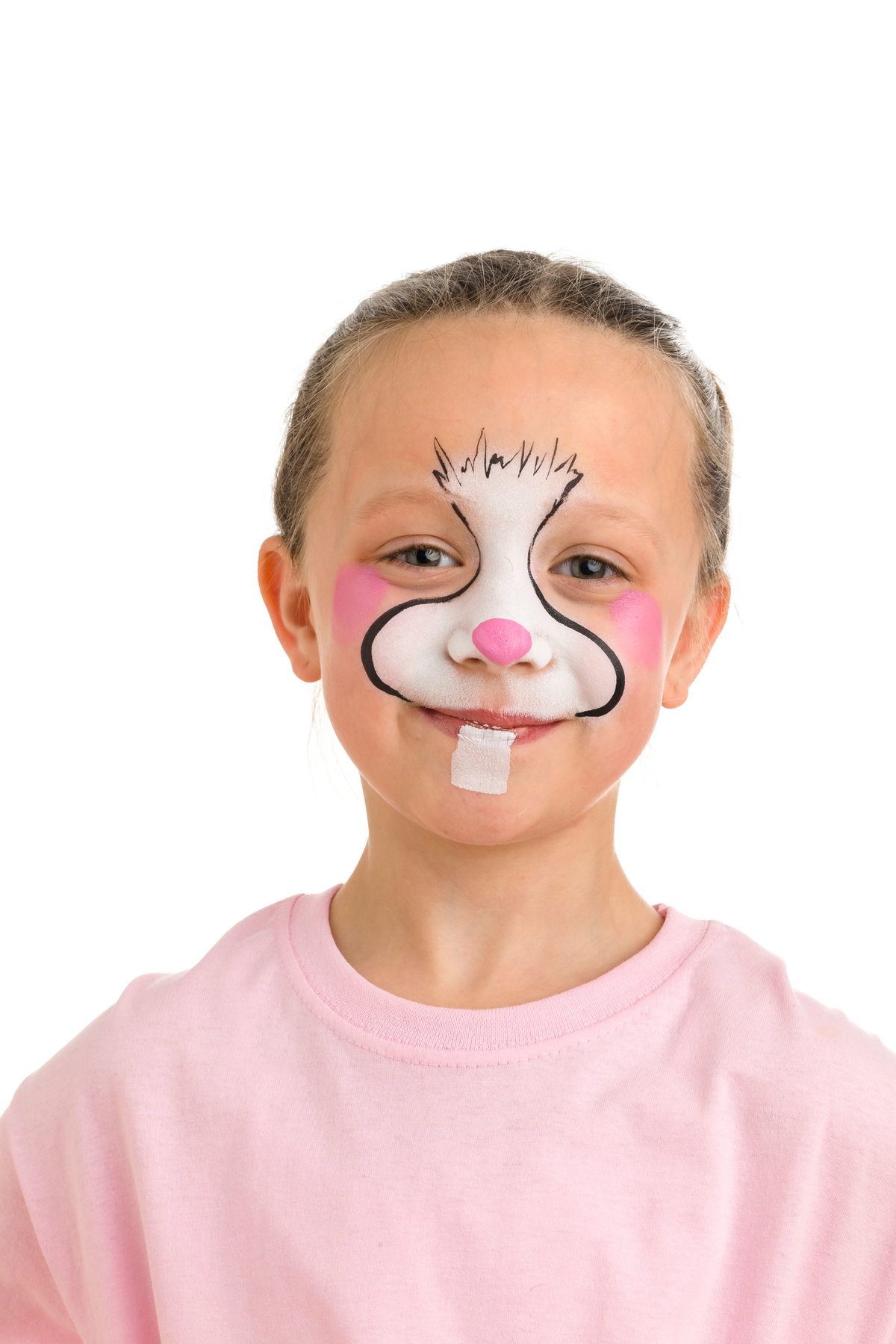 Ein junges Mädchen mit Hasen-Make-up im Gesicht.