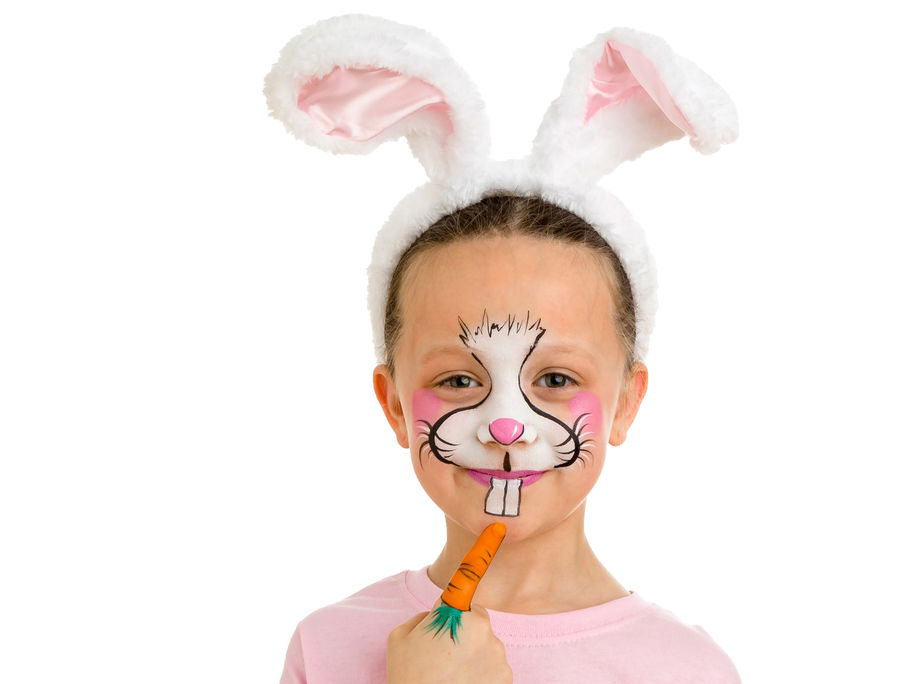 Ein junges Mädchen, das als Hase geschminkt wurde