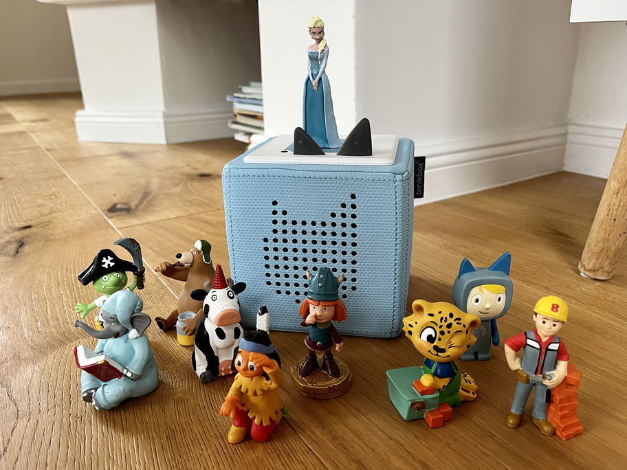 Toniebox mit verschiedenen Tonies-Figuren