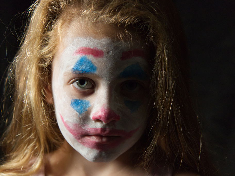 Unglückliches Mädchen in Clownskostüm: Nicht alle Kinder lieben Fasching.
