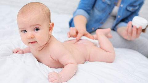 Wie ihr eine Pilzinfektion an Babys Po erkennen und behandeln könnt