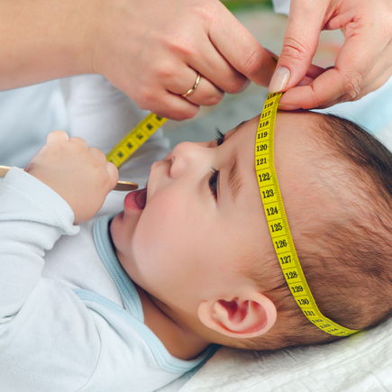 Kopfumfang von Babys: Was sagt er über die Gesundheit meines Kindes aus?