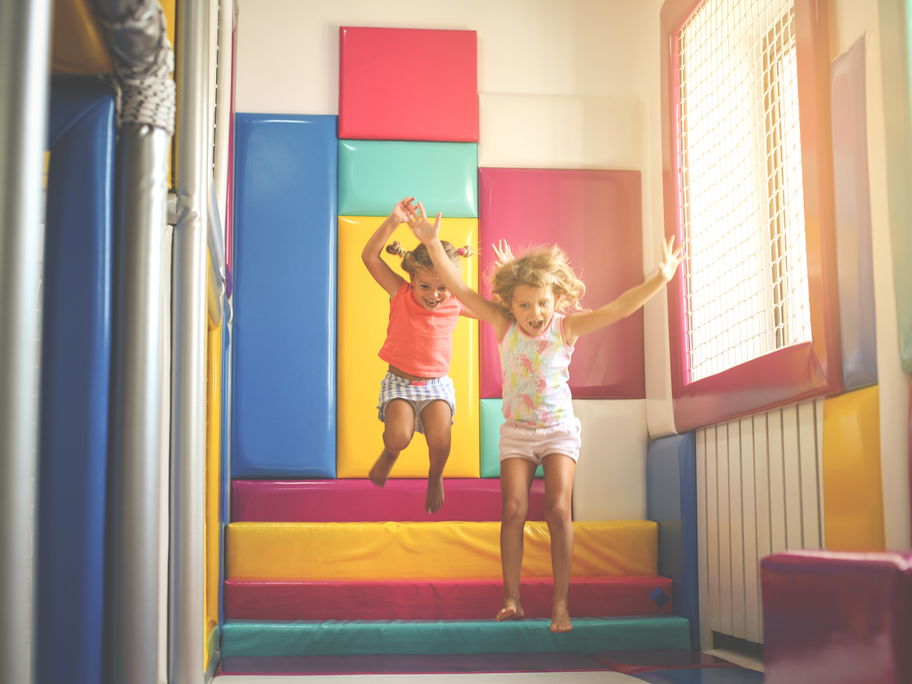 Zwei Mädchen in einem Indoorspielplatz