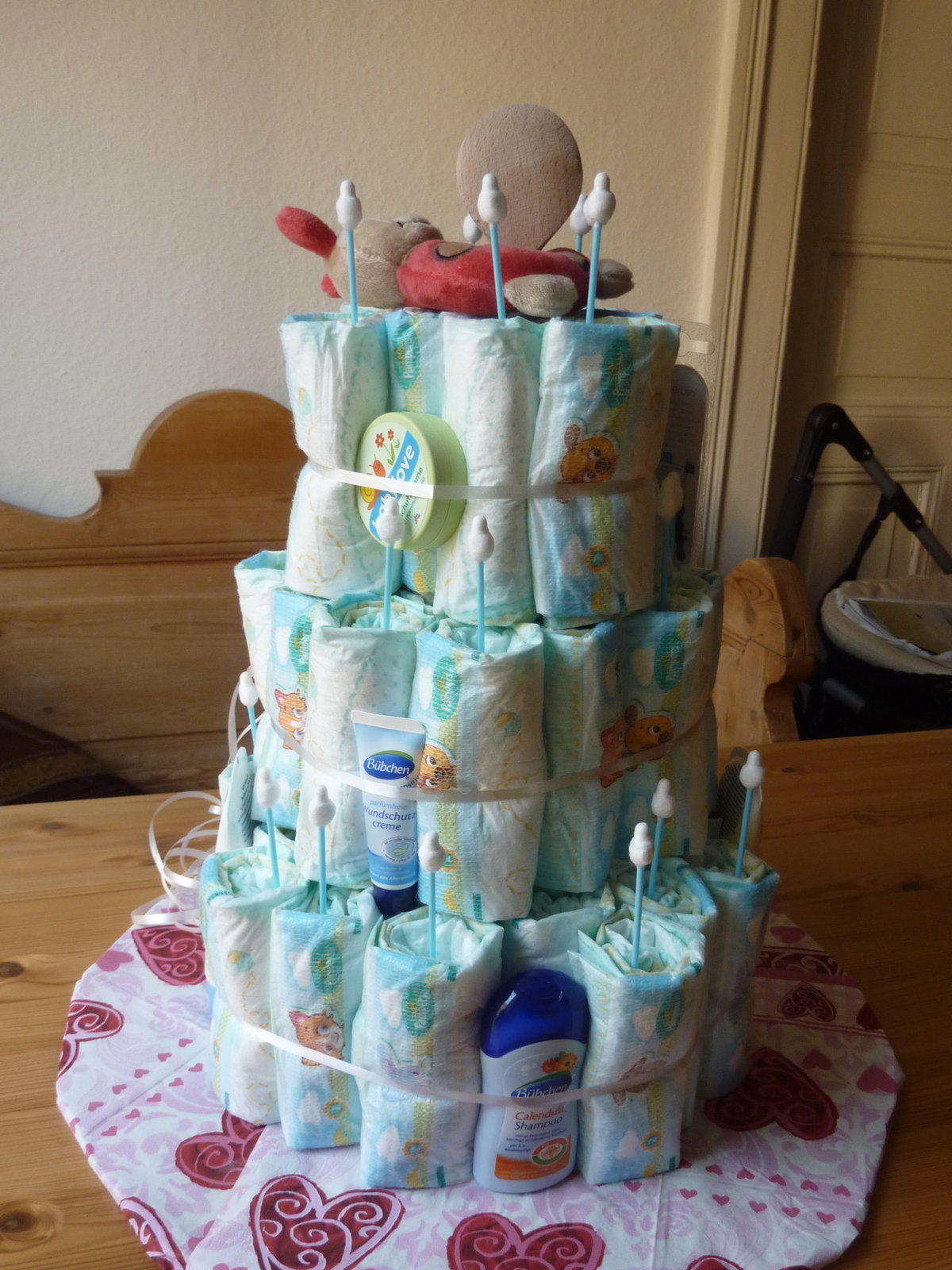 Eine Windeltorte mit "Kerzen" und kleinen Geschenken.