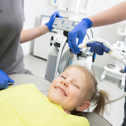 Zahnversiegelung bei Kindern: Was Eltern dazu wissen müssen