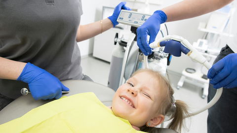 Zahnversiegelung bei Kindern: Was Eltern dazu wissen müssen