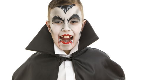 Mit dieser Schminkanleitung werden eure Jungs zu Graf Dracula
