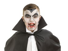 Mit dieser Schminkanleitung werden eure Jungs zu Graf Dracula