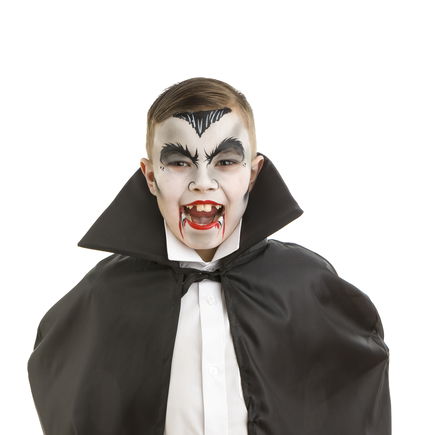 Mit dieser Schminkanleitung werden eure Jungs zu Graf Dracula