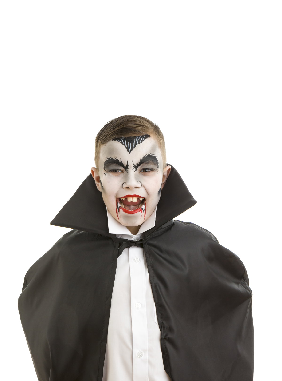 Ein Junge, der als Vampir verkleidet ist