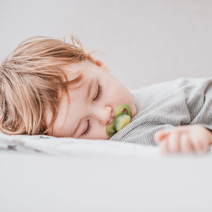 Neues Kinderbettchen: Was Eltern beim Kauf beachten sollten