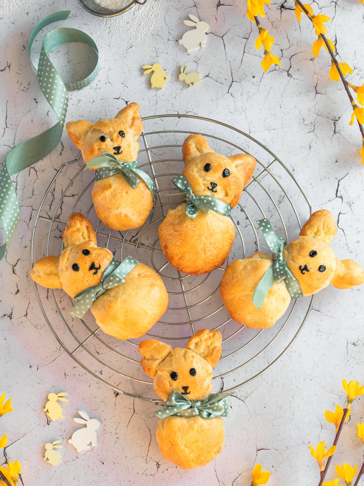 Brioche-Häschen auf einem Backblech angerichtet