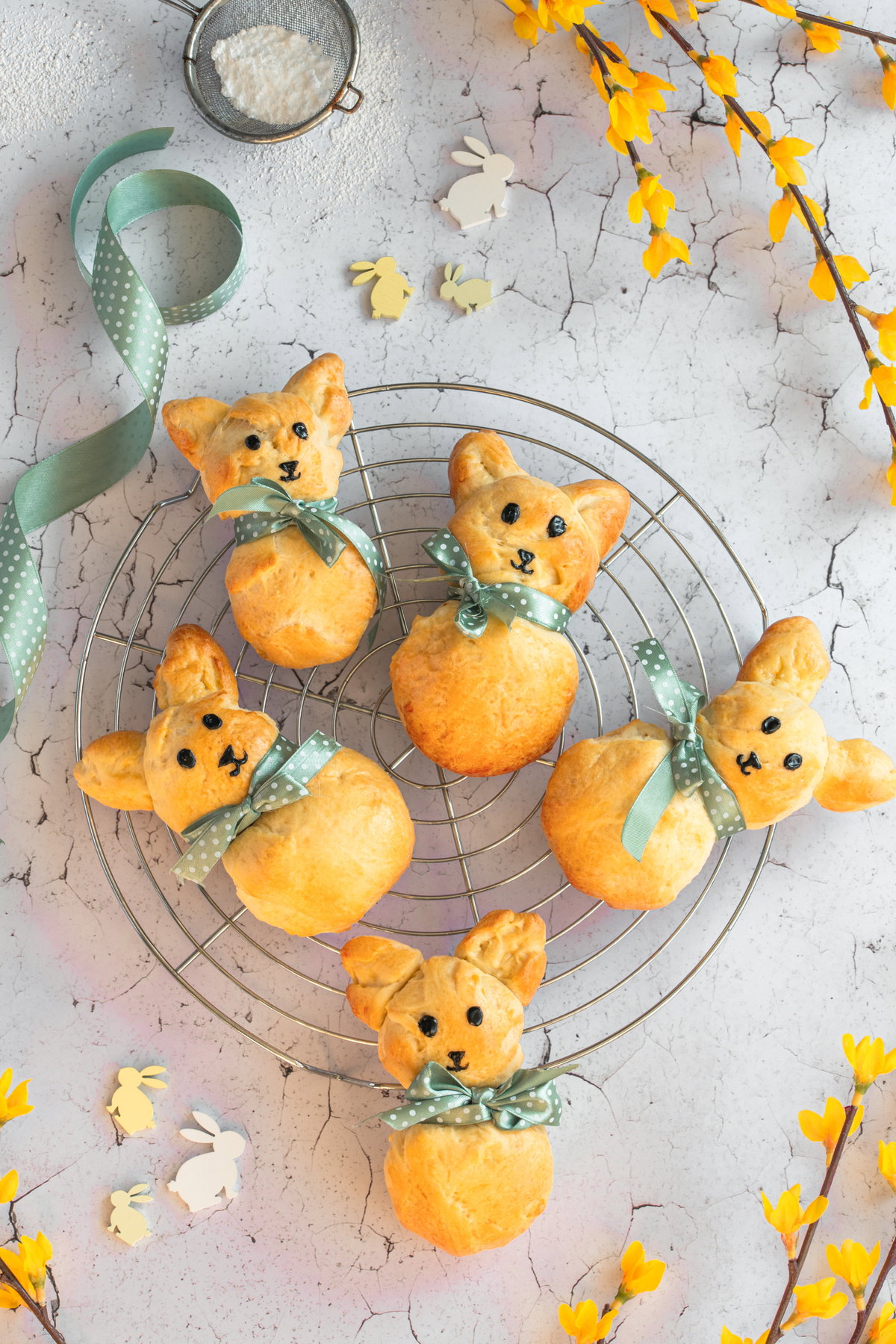 Brioche-Häschen auf einem Backblech angerichtet