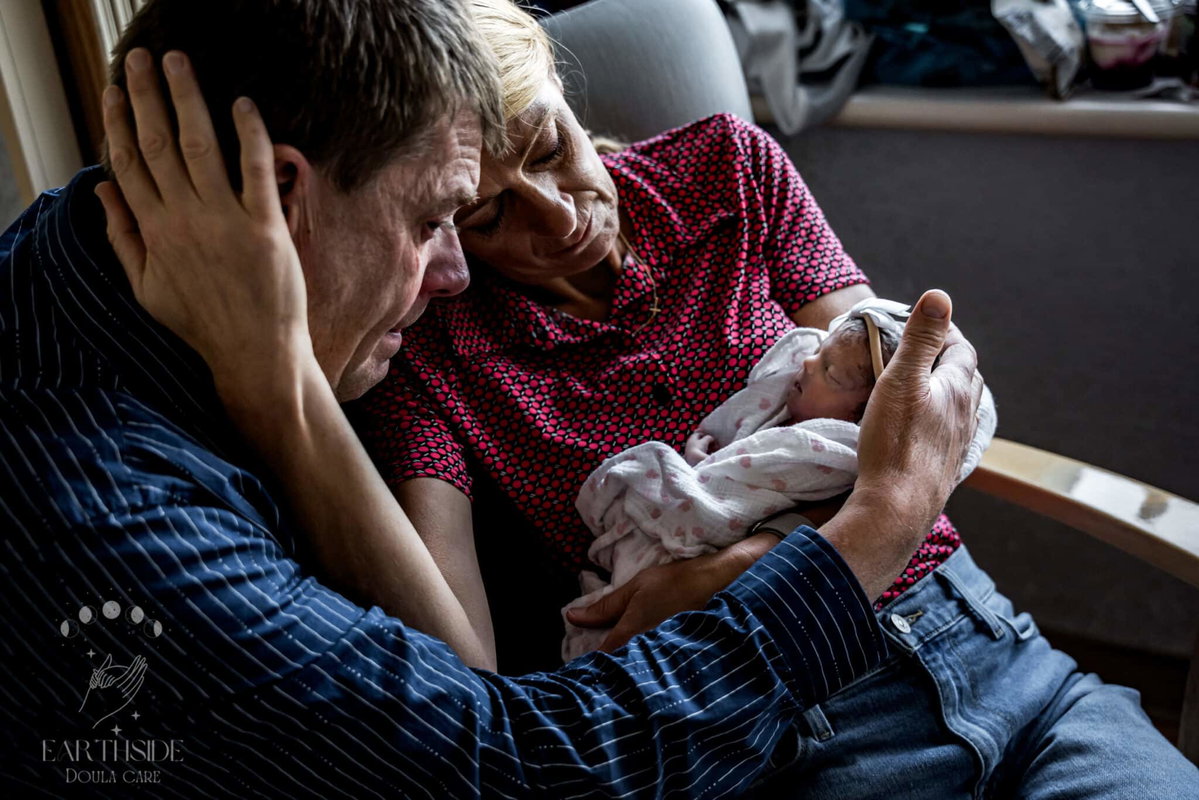 Trauerndes, liebendes Paar hält sein totgeborenes Baby.