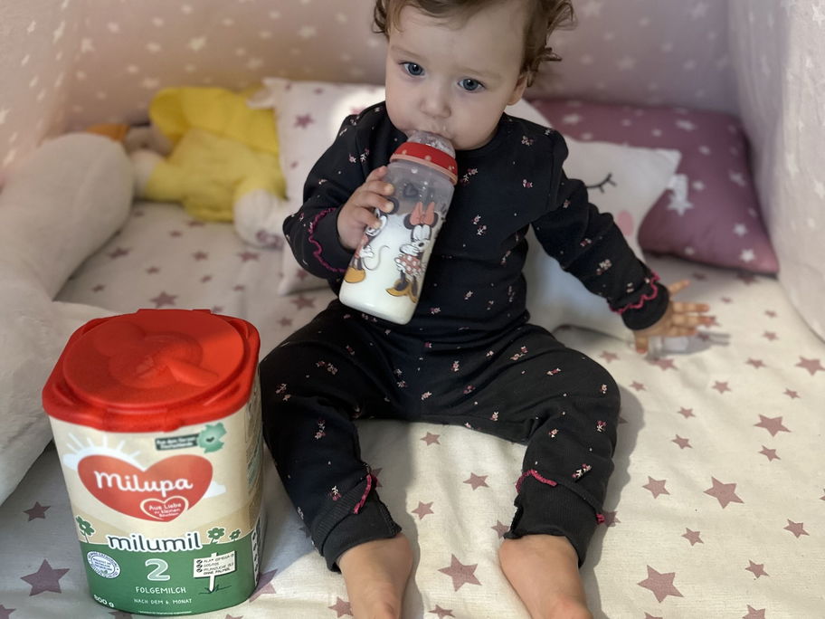 Mama Viiktoria testet mit ihrer Tochter die "Milumil Folgemilch 2" von Milupa.
